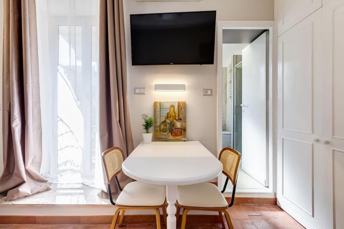 Romantic With Balcony Near Navona Square Apartment *